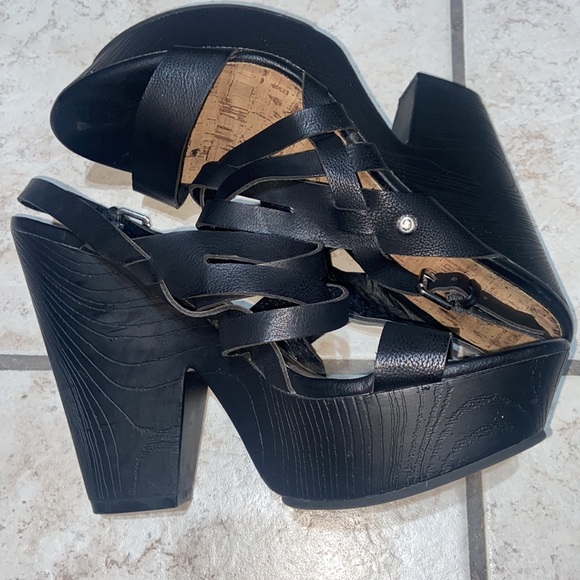 GUESS Heels (9) - Picture 4 of 5